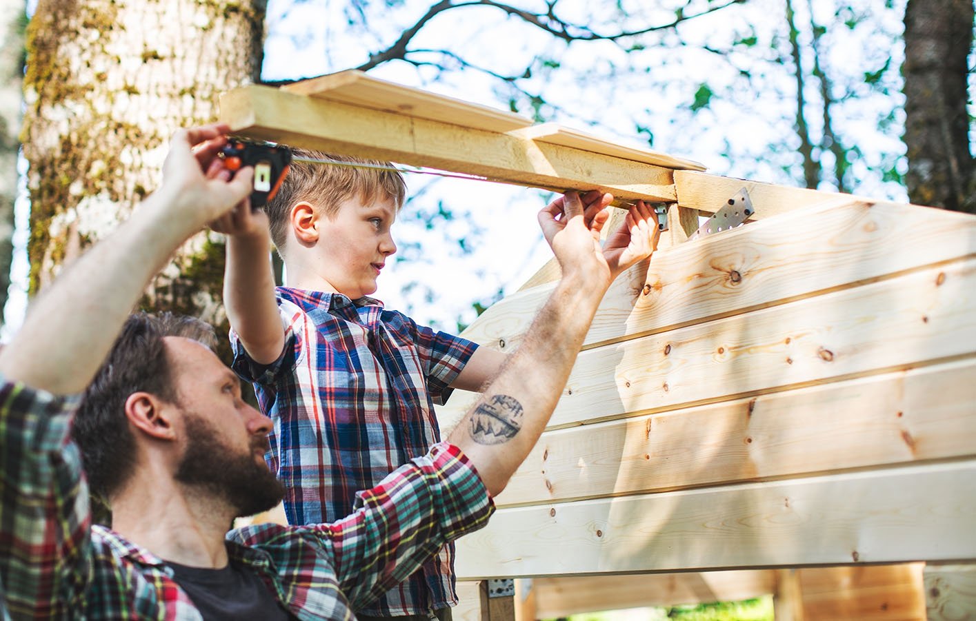 Vater und Sohn mit Konstruktionsholz